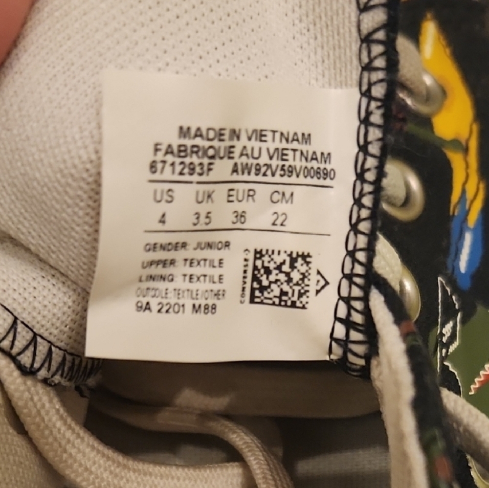 Converse Big Kids Sz 4 Black and White W/ Surfing Crocodiles - Picture 2 of 7